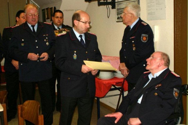 2012-02-11 -19- JHV FF BLtbg Ehrung R. Mueller (2)